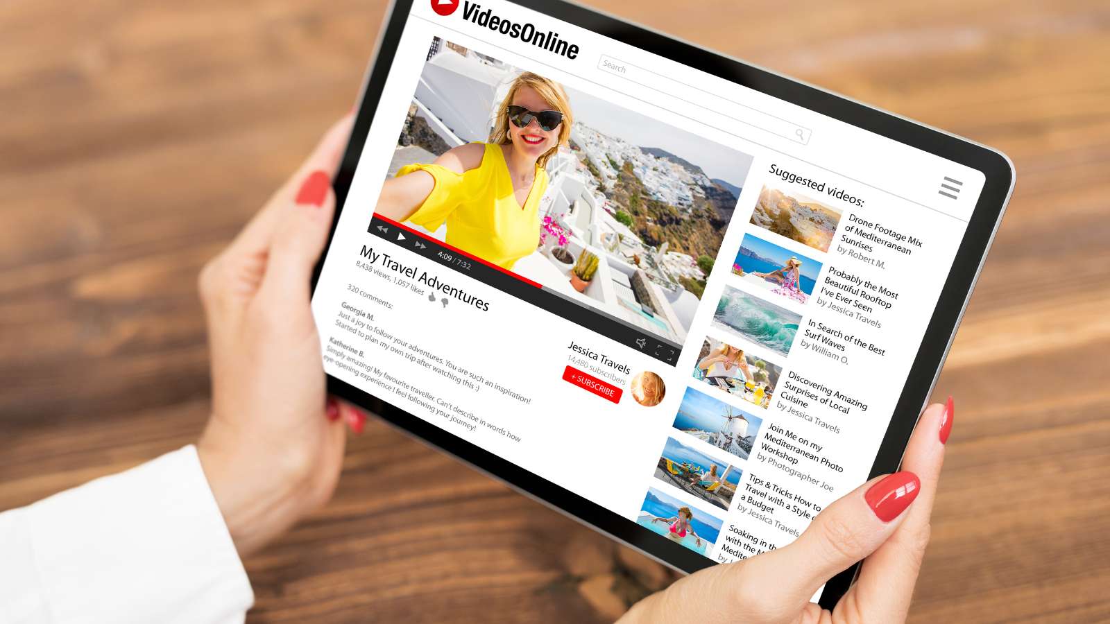 Tablet exibindo vídeo de viagem em plataforma online